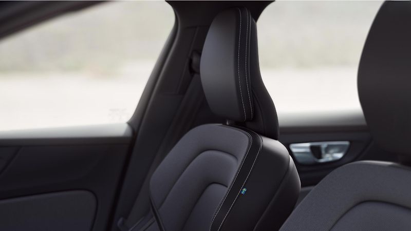 Volvo V60 (2026) B4 PLUS DARK AUT - fotka 8 z 17
