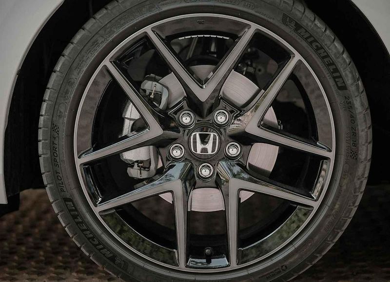 Auto jsme zkoušeli ve Španělsku na kvalitním asfaltu