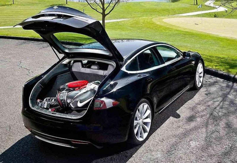 Kuriózně opravená Tesla Model S.