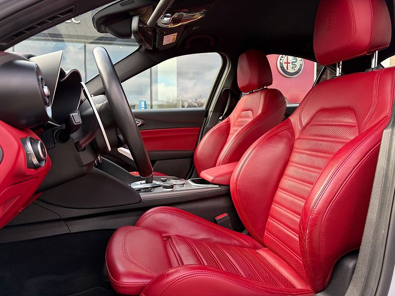 Alfa Romeo Giulia 2.0T 280k AWD Veloce AT8 - fotka 6 z 11