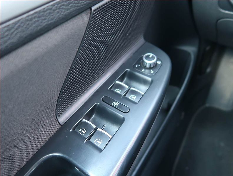 Volkswagen Golf (2010) 1.6 TDI, po STK, Tažné - fotka 14 z 14