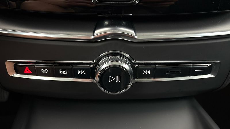 Volvo XC60 2.0 B4 AUT AWD Momentum Pro - fotka 12 z 28