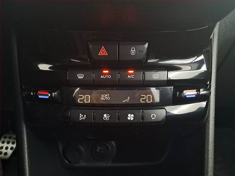 Peugeot 2008 (2019) GT Line 1.2 PureTech, ČR,1.maj - fotka 13 z 20