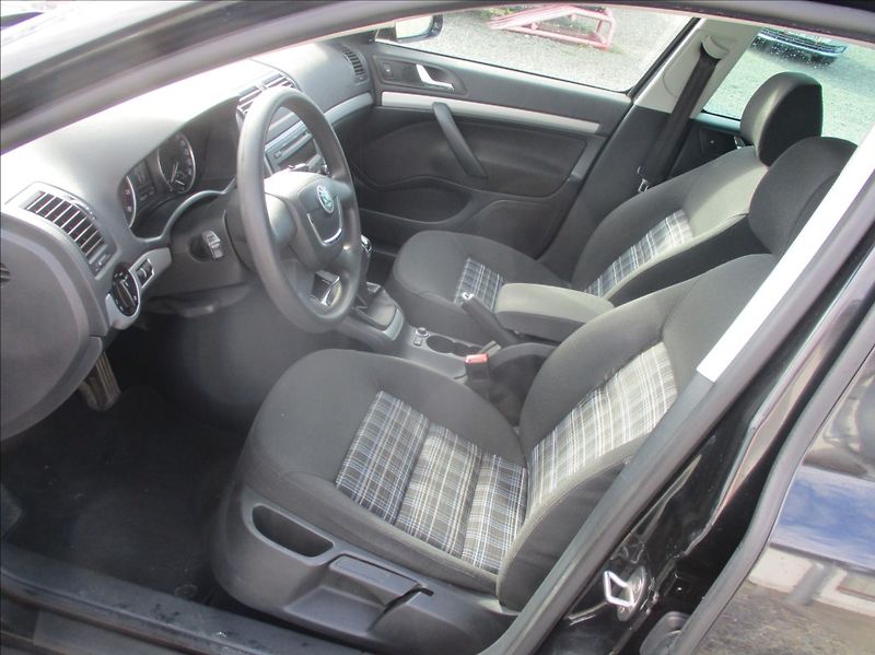 Škoda Octavia 1,4 TSI, serviska,tažné,1.maj, - fotka 13 z 32