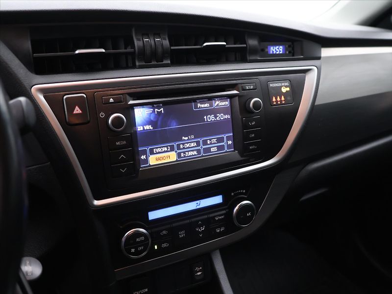 Toyota Auris 1,6 i 97kW Serv. Kniha - fotka 15 z 25
