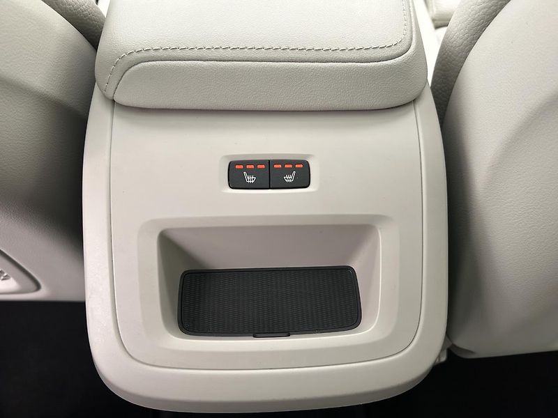 Volvo XC60 2.0  B4 4x4 PLUS  Black - fotka 28 z 32