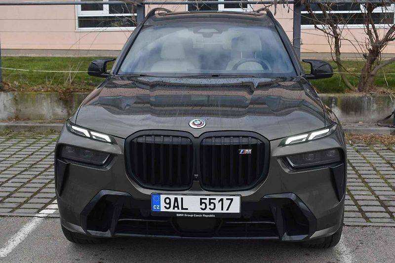 Velké SUV je překvapivě schopné i na zatáčkovitých silnicích