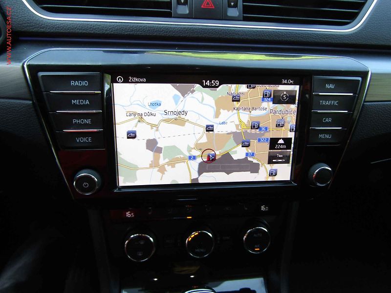 Škoda Superb (2016) 2.0 TDi, Style, DSG, TZ - fotka 16 z 19