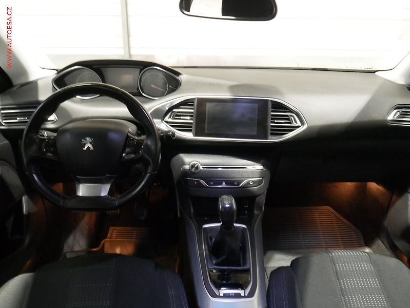 Peugeot 308 (2016) 1.2PT, 1.maj,ČR, Allure - fotka 8 z 18