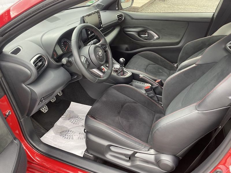 Toyota GR Yaris 1.6iT, Sport, manual, 4x4, DPH - fotka 10 z 29