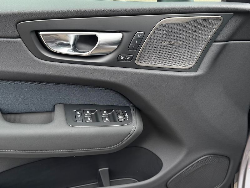 Volvo XC60 (2026) PLUS B5, 360°, FULL LED - fotka 9 z 25