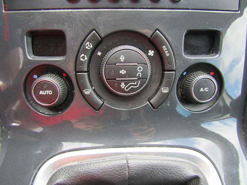 Peugeot 5008 (2011) 1.6 HDi, ČR, AAC - fotka 13 z 15