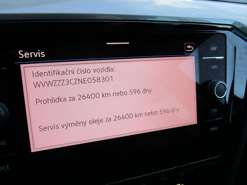 Volkswagen Passat Business Premium 2.0 TDI 110 k - fotka 18 z 21