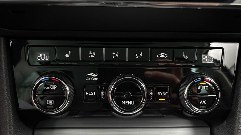Škoda Superb 2.0 TDI Ambition Combi - fotka 13 z 24