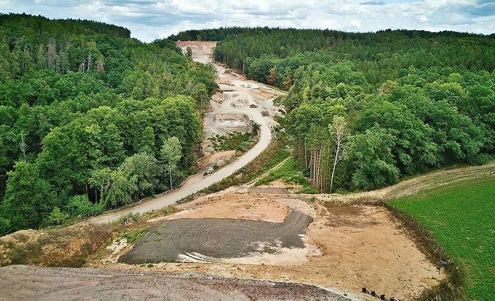 Stavba mostu u Bílence na Podbořansku mezi Prahou a Karlovými Vary v úseku jesenická křižovatka - Lubenec.