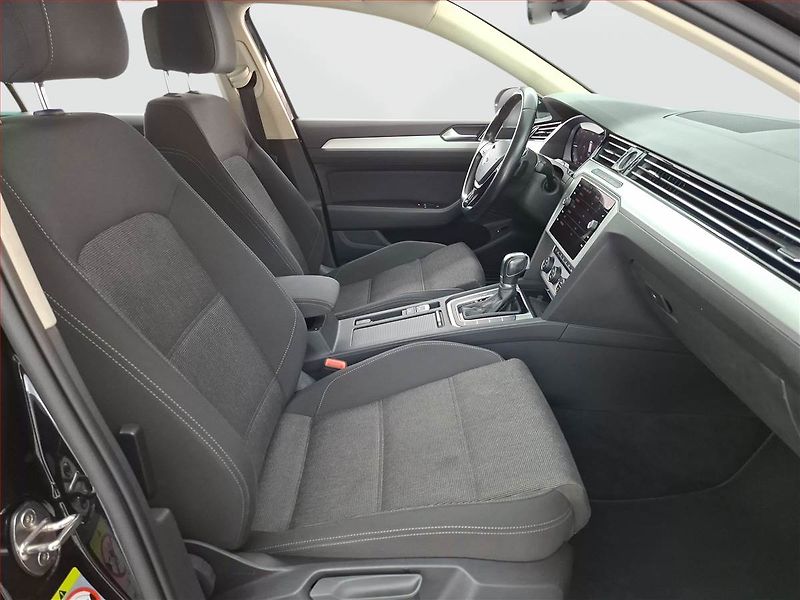Volkswagen Passat (2019) 2.0 TDI, Automat, Navi - fotka 9 z 22