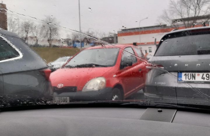 Šmouhy a nečistoty na čelním skle při pohledu z auta.Šmouhy na čelním skle mohou zůstat i po mytí. Rozdílný směr utírání napoví, kterou stranu ještě doleštit.