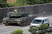 První armádní výcvik přesunu tanků Leopard 2A4 na dálnici D35.