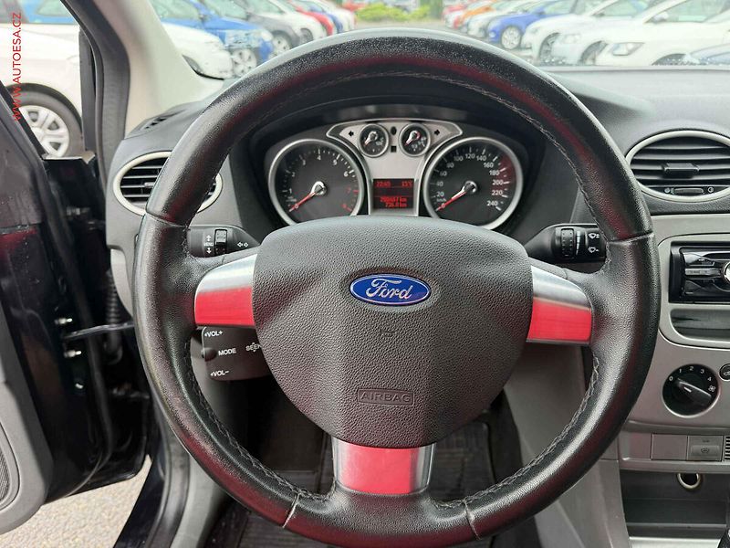 Ford Focus (2008) 1.6, AC - fotka 12 z 15