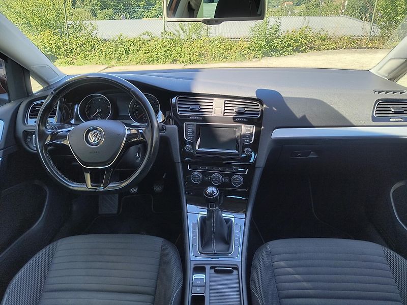 Volkswagen Golf (2014) 1.2 TSI 63KW 4-VÁLEC Z ŘEMENEM - fotka 26 z 66