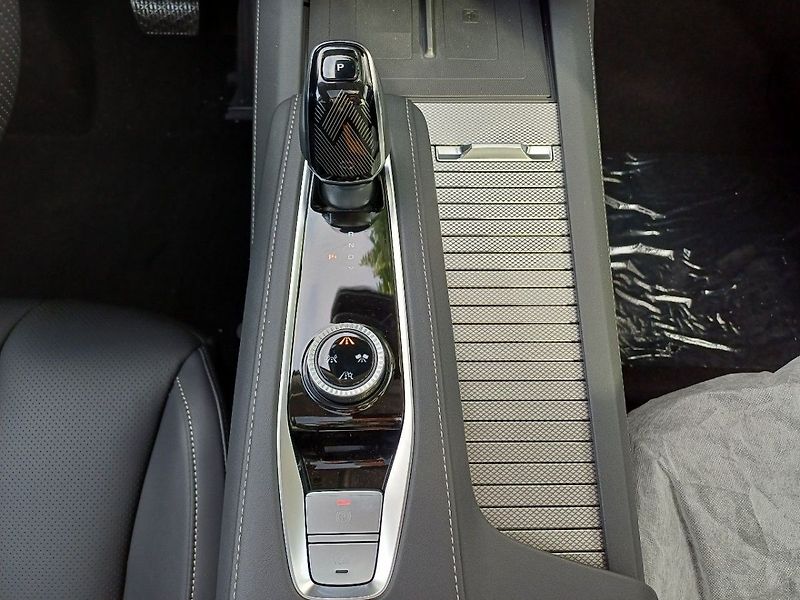 MG MGS9 Premium 1.5 TGI PHEV 220 kW - fotka 15 z 32