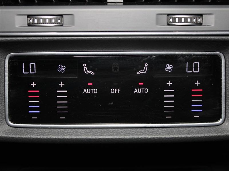 Audi Q7 3,0 50TDi S-Line 45tkm. 1.maj. - fotka 24 z 28