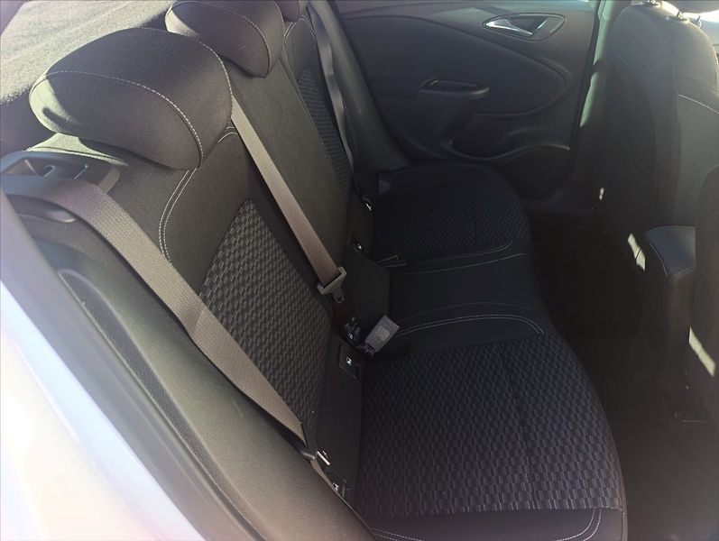 Opel Astra 1,4 Turbo Navi Kamera Tempomat - fotka 25 z 37