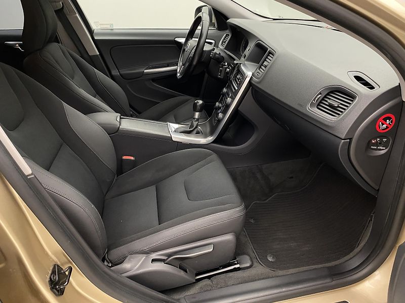 Volvo V60 D5 MOMENTUM REZERVACE - fotka 23 z 43