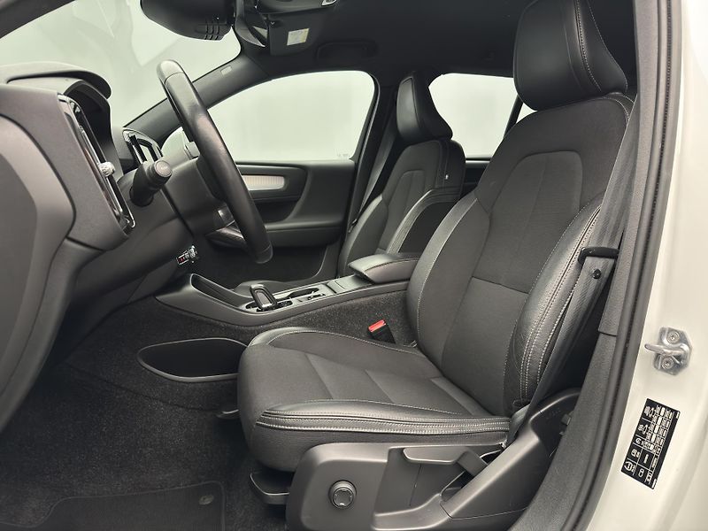 Volvo XC40 T4 MOMENTUM AUT - fotka 4 z 45