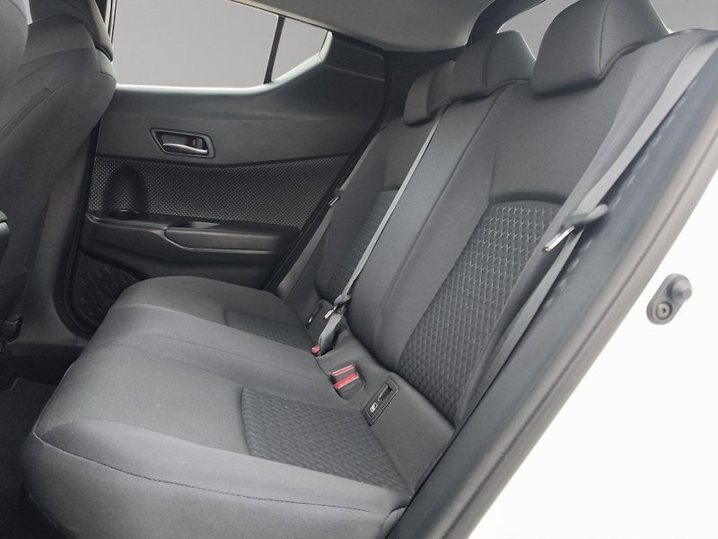 Toyota C-HR (2023) 1.8 e-CTV 72kW, ČR, 1. Maj., S - fotka 26 z 27