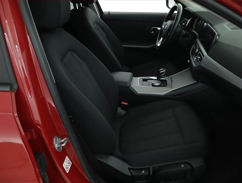 BMW Řada 3 (2019) Advantage 320 d - fotka 9 z 17