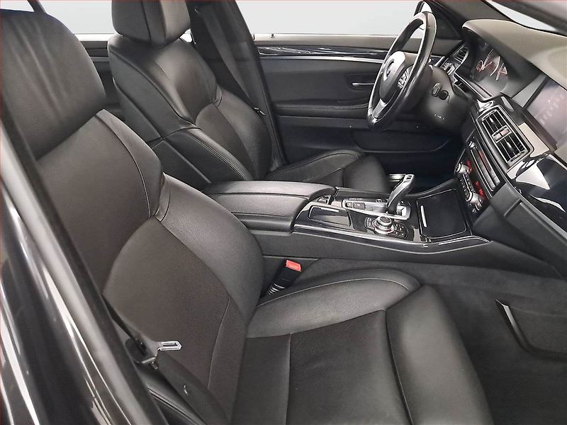 BMW Řada 5 (2011) M Paket 530d xDrive, 4X4 - fotka 9 z 24