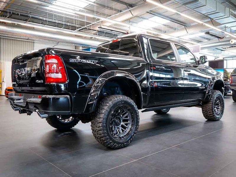 Dodge RAM (2025) 5.7 V8 Laramie 6 LIFT LPG - fotka 6 z 40
