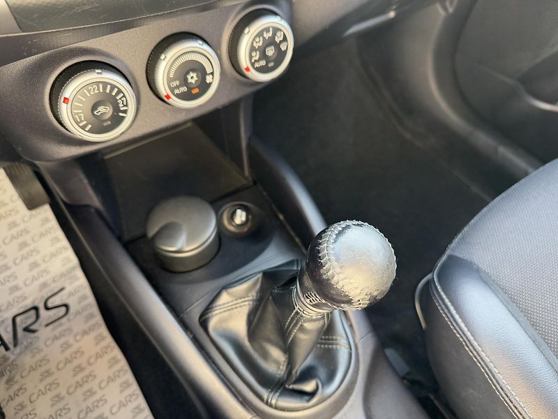 Citroën C-Crosser 2.2 HDI 4X4 MANUAL 7-MÍST ČR - fotka 21 z 34