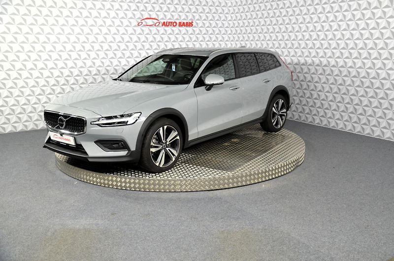 Volvo V60 (2024) CC B5 Ultimate AWD AT - fotka 1 z 25