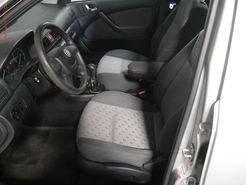 Škoda Octavia (2010) 1.9 TDi, AC, temp - fotka 9 z 16