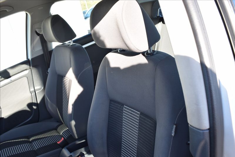 Volkswagen Golf 1,4 i 59KW NOVÁ STK ALU - fotka 21 z 35