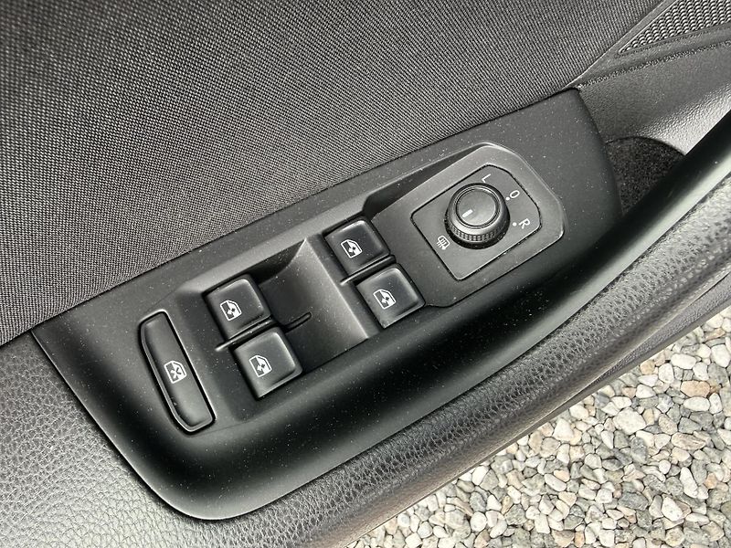 Volkswagen Passat Variant 2,0TDI R-Line Design - fotka 18 z 43