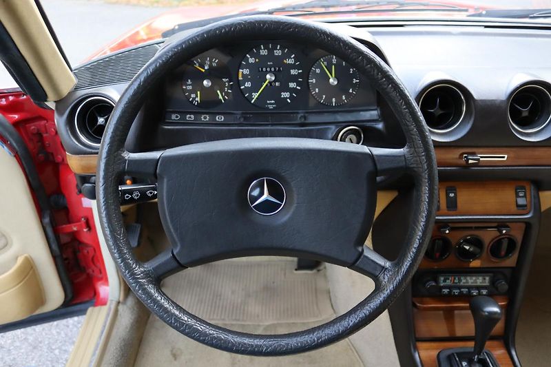 Mercedes-Benz 123 230CE KUPÉ AUTOMAT 100kW - fotka 24 z 48