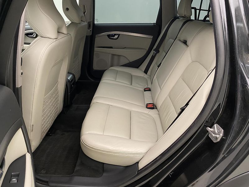 Volvo XC70 D5 AWD MOMENTUM CZ AUT - fotka 3 z 47