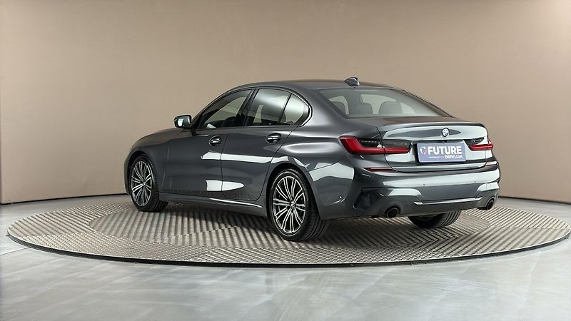 BMW Řada 3 330i AUT xDrive M Sport - fotka 2 z 27