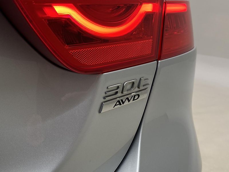 Jaguar XE 30t 221kW AWD AUT CZ - fotka 33 z 39