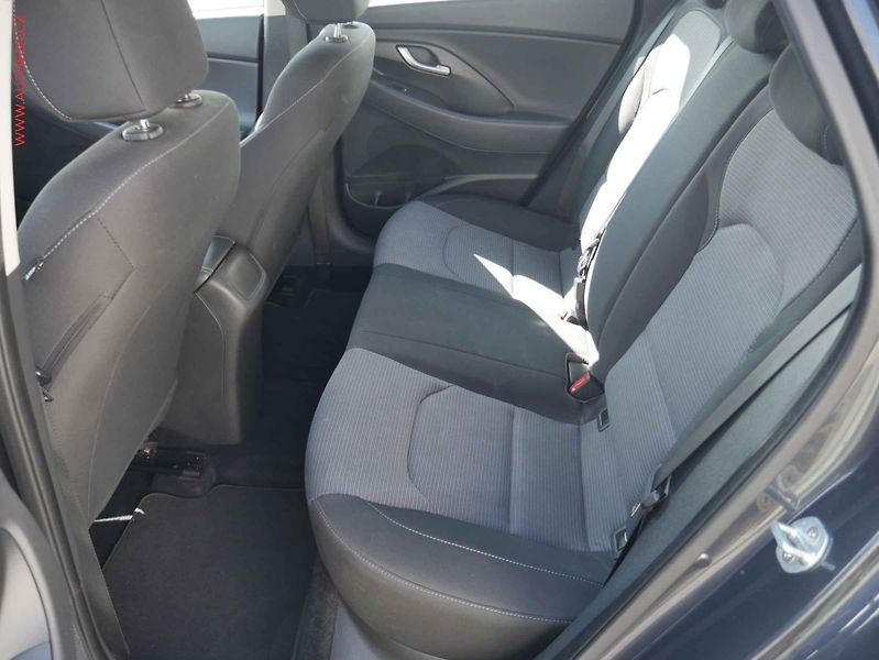 Hyundai i30 (2020) 1.5 DPi, 2.maj,ČR, AC, park - fotka 10 z 21