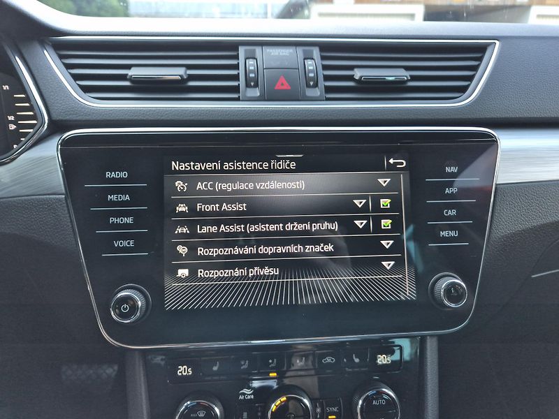 Škoda Superb Combi 2,0TDi DSG 110kw 17ALU - fotka 25 z 44