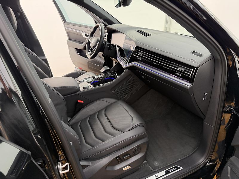 Volkswagen Touareg 3.0Tdi*1-MAJ*DPH*HUD*R-LINE* - fotka 19 z 47