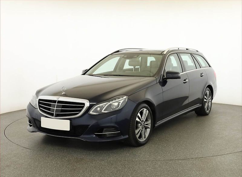 Mercedes-Benz Třídy E (2013) E 350 BlueTEC 4MATIC, 4X4 - fotka 2 z 19