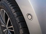 Boční parkovací senzor na blatníku Volkswagenu Golf.