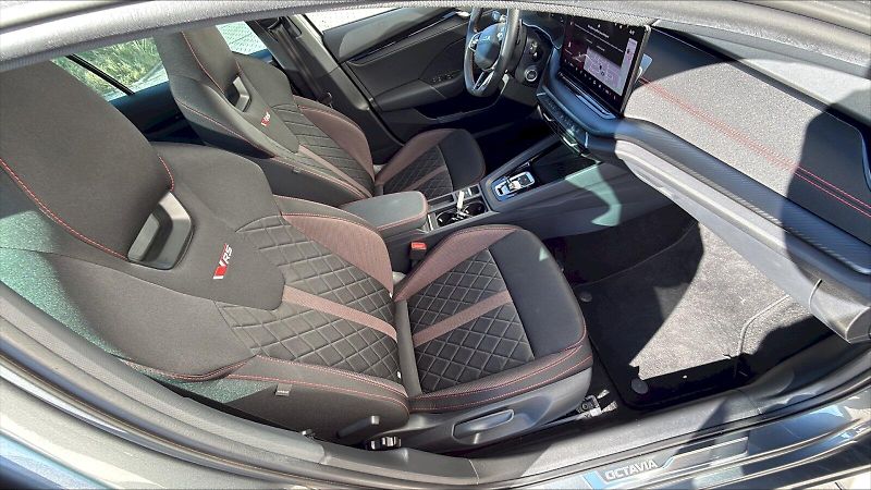 Škoda Octavia (2025) COMBI RS 2,0 TSI 195 KW 7-STUP - fotka 17 z 26