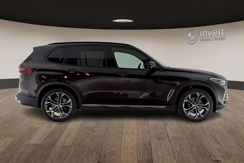 BMW X5 xDrive30d - fotka 2 z 27