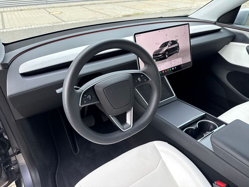 Tesla Model Y (2025) - fotka 31 z 76